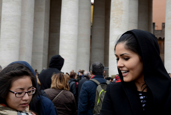 Arrivi e partenze in piazza S.Pietro aspettando l'Angelus_Roma_15.3.2015